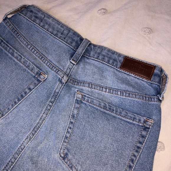 HOLLISTER - Ultra High Rise Mom Jean - Picture 4 of 8